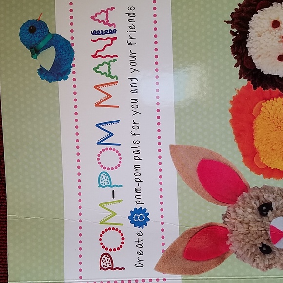 Bev's BOOKS - POM-POM MANIA - Picture 5 of 8
